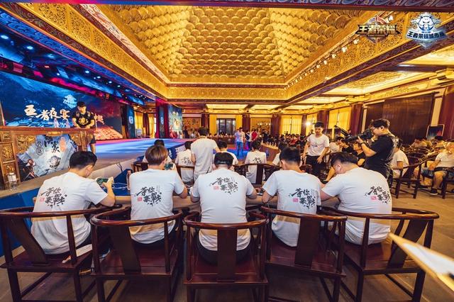 从LPL成立至今，综合票数最高的10位选手获得“LPL十周年十大选手”荣誉称号