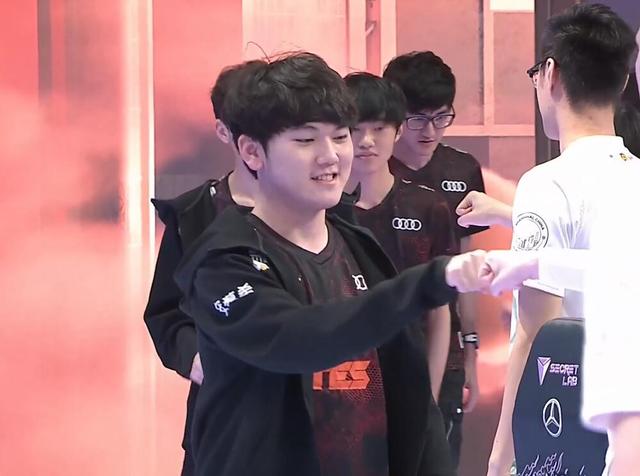 9INE 组织了一场慈善活动来帮助 Poland 的洪水受害者;